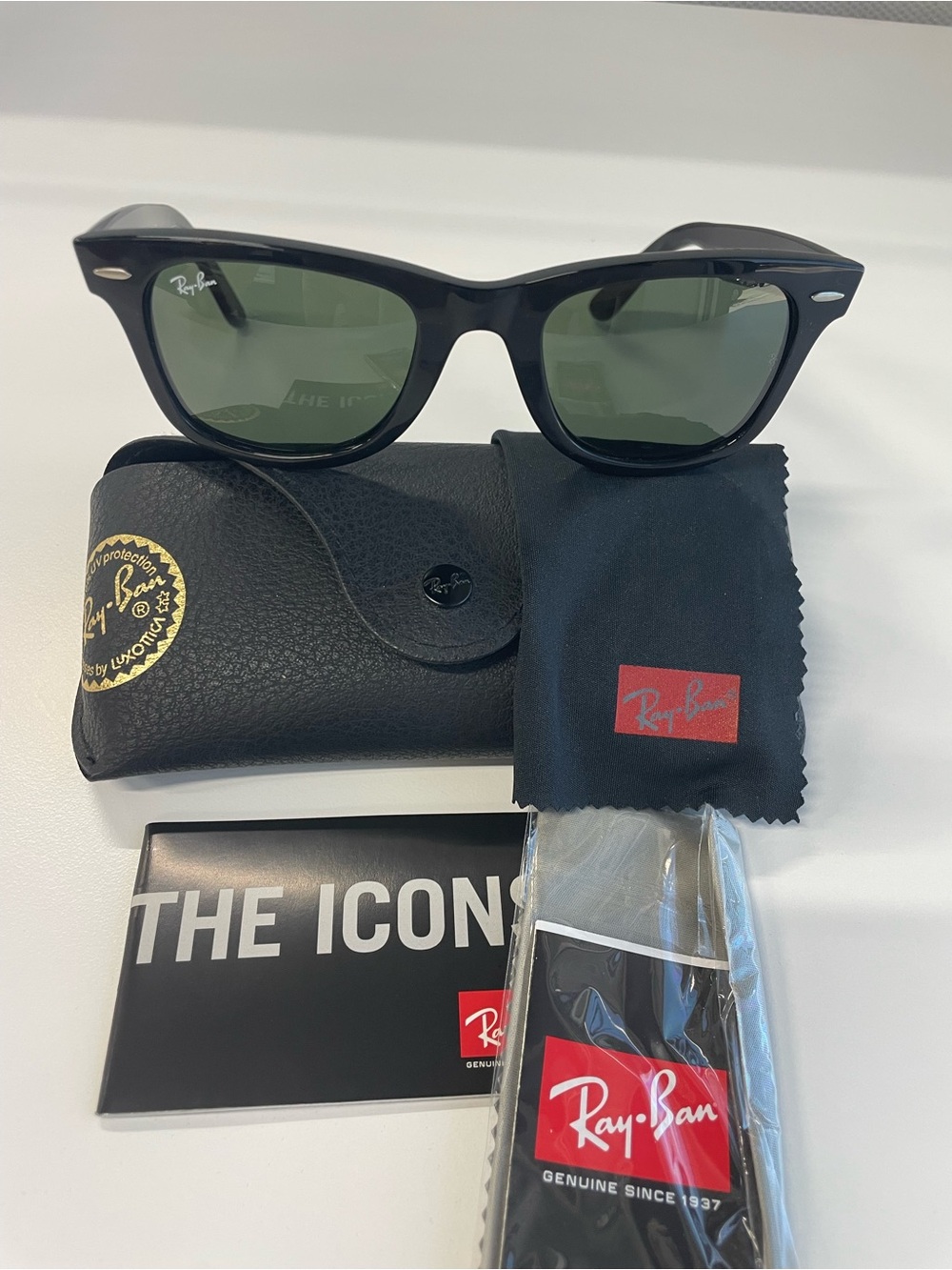 New in case Ray-Ban Wayfarer Sunglasses Black with Green Lenses